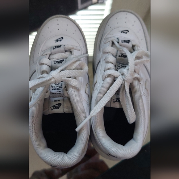 Nike Air Force 1 Leather White Sneakers Youth Size 9 Unisex - Picture 11 of 15